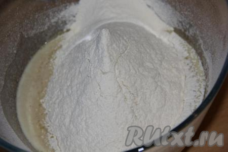 Всыпать просеянную муку.