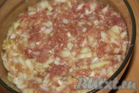 Хорошо вымесить фарш и начинка готова.