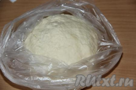 Непрерывно перемешивая, влить небольшими порциями холодную воду и растительное масло. Замесить эластичное тесто, не липнущее к рукам. Поместить тесто в полиэтиленовый пищевой пакет&nbsp;и оставить при комнатной температуре на 1 час.