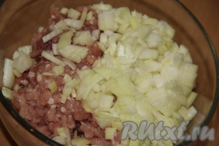Очищенный и мелко нарезанный лук добавить к мясному фаршу.