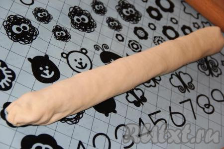 Свернуть тесто с начинкой в тугой рулет, хорошо скрепить края.