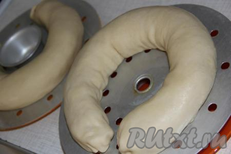 Таким же образом сформировать второй рулет. Поддоны пароварки смазать растительным маслом (чтобы тесто не прилипло во время приготовления на пару). Выложить рулеты на поддоны и поместить в пароварку. Чаша с водой уже должна кипеть. Накрыть пароварку крышкой и готовить ханум с фаршем на пару 45 минут.