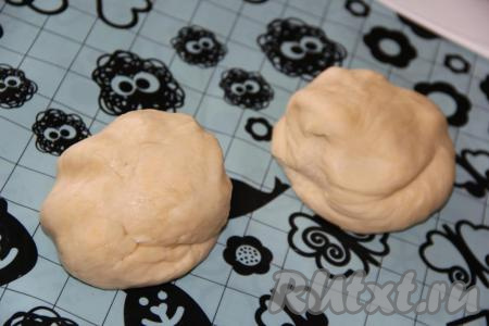 Готовое тесто разделить на две части. Мы будем готовить два ханума.