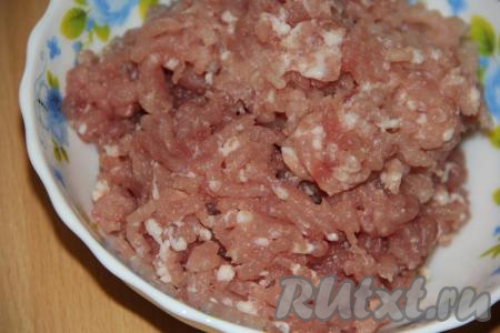 Пока тесто отдыхает, нужно свинину пропустить через мясорубку.