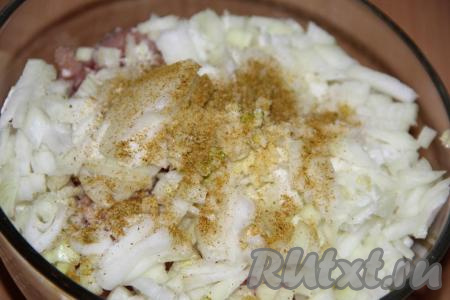 Добавить соль и специи к фаршу.