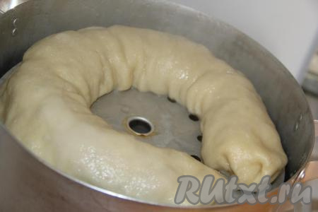 По истечении времени достать ханум из пароварки и подать к столу.