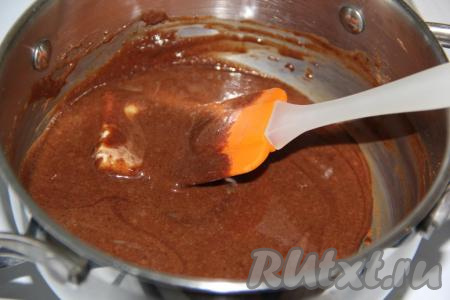 Перемешать массу и поставить на средний огонь. Варить массу при помешивании, примерно, 10-15 минут.
