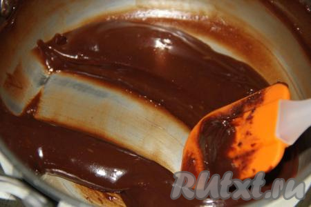 Масса постепенно начнёт загустевать. Проверить готовность можно следующим образом: если вы проведёте по дну сотейника лопаткой, то у вас останется след и масса не будет стекать. Готовую массу снять с огня.