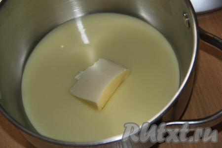 В сотейник влить сгущённое молоко, добавить сливочное масло.