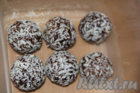 Обвалять конфетки в кокосовой стружке, выложить в лоток, накрыть крышкой и убрать в холодильник на час. Из этого количества ингредиентов получается 12-13 конфет размером с грецкий орех.