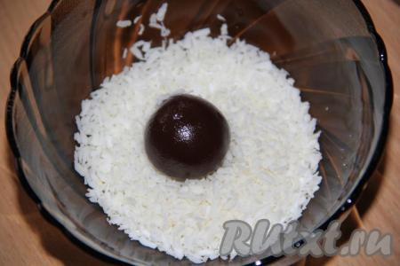 Холодную массу набирать ложкой и формировать круглые конфеты размером с грецкий орех. Выложить бригадейро в кокосовую стружку.