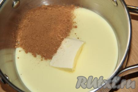 К сгущёнке и маслу всыпать какао.