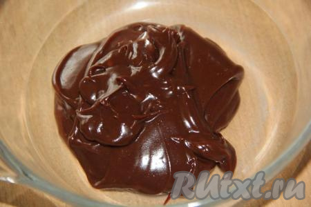 Переложить массу в миску, накрыть пищевой плёнкой и убрать в холодильник на пару часов (до полного остывания).