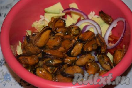 Далее готовые мидии теплыми отправляем в салат с авокадо.