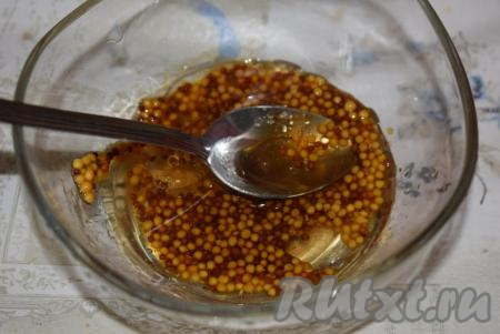 Подготовим заправку для нашего салата, для этого в миске смешиваем зернистую горчицу, яблочный уксус, соевый соус, сок лимона, растительное масло, соль, сахар и чёрный молотый перец, перемешиваем ложкой. Заправка для салата с мидиями и авокадо готова.