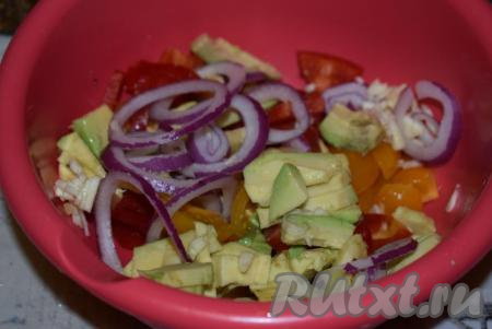 Соединяем нарезанные помидоры, болгарский перец, авокадо, лук и чеснок в салатнике.