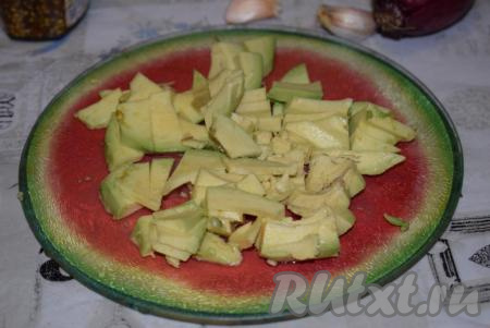 Авокадо для салата лучше брать мягкий. Авокадо очищаем от кожуры, разрезаем его по середине,&nbsp;удаляем косточку, нарезаем сначала на пластины, а затем на кубики.&nbsp;