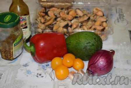 Подготовим продукты для нашего салата. Мидии слегка разморозим, овощи вымоем, лук и чеснок очистим от кожицы, из болгарского перца удалим семена.