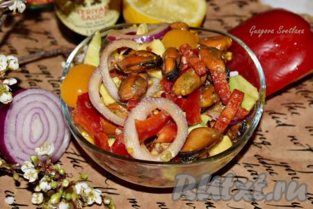 Сочный, яркий, аппетитный салат с мидиями и авокадо готов. Удачное сочетание ингредиентов делает это блюдо интересным и очень вкусным.