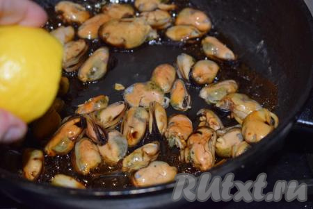 В этот момент делаем огонь слабым, вливаем в сковороду соевый соус, добавляем сок лимона, солим и перчим по вкусу, перемешиваем.