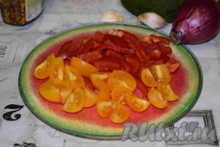 Болгарский перец нарезаем соломкой, а помидоры черри - на дольки. Для того чтобы салат получился более ярким, я взяла красный перец и жёлтые помидоры.