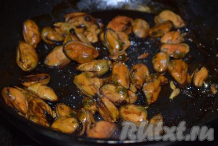 Добавляем в сковороду немного&nbsp;воды (не более 2-х столовых ложек) и тушим мидии на небольшом огне минут 5, помешивая периодически.