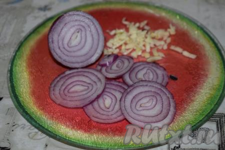 Лук нарезаем на кольца, чеснок измельчаем при помощи ножа.