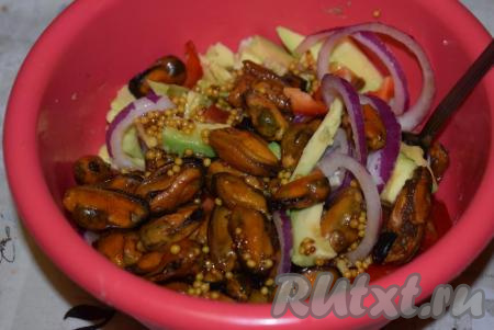 Отправляем заправку в салат и хорошо перемешиваем.