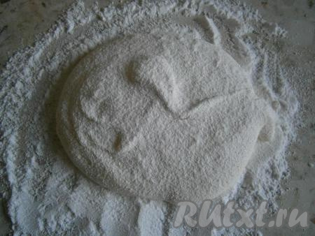 Когда массу станет трудно мешать ложкой, оставшуюся пудру насыпать на стол и выложить зефирную массу. Уже на столе ее нужно замешивать далее с пудрой до консистенции эластичного теста.