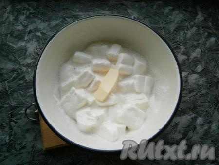 Растопить зефир, помешивая, на водяной бане (то есть в кастрюле большего объёма, чем миска с маршмеллоу, вскипятить воду, убавить огонь, поверх кастрюли поставить миску с маршмеллоу так, чтобы дно миски не касалось воды). Когда зефир начнет таять, добавить кусочек сливочного масла (грамм&nbsp;10), перемешать.