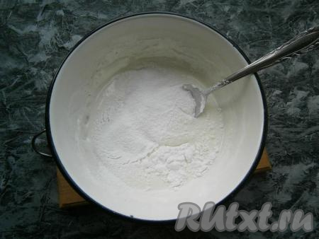 Далее частями в растопленный зефир нужно добавлять просеянную сахарную пудру, каждый раз ее хорошо перемешивая ложкой.