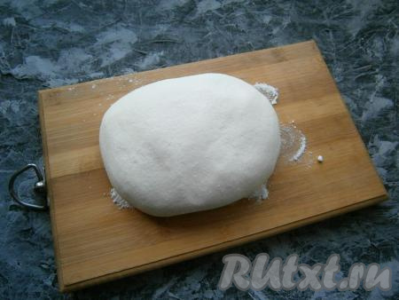 Вот так должна выглядеть готовая мастика - она плотная, но мягкая, не плывет и не растекается, практически не липнет, держит форму.