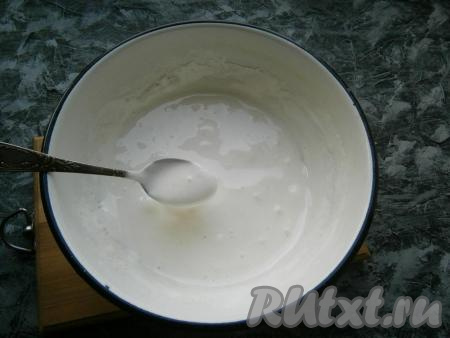 Маршмеллоу снять с водяной бани после того, как он полностью растопится и превратится в однородную массу.