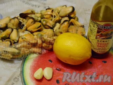 Мидии немного разморозим при комнатной температуре (в течение 20-30 минут).