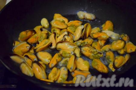 Далее разогреем сковороду, добавим растительное масло и выложим наши мидии.