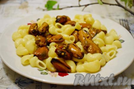 Такие мидии можно подать к столу в качестве закуски или с гарниром из макарон, риса, а также в сочетании с овощами гриль.