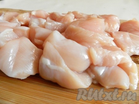 Куриное филе вымыть, обсушить, нарезать на кубики с размером стороны примерно 2 сантиметра, посолить, перемешать.