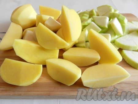 Очистить картошку, нарезать на части. Кабачок очистить от кожуры. Если косточки у кабачка крупные, их нужно будет удалить. 250 грамм подготовленного кабачка нарезать на небольшие части.