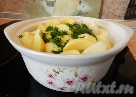 Поверх курицы выложить кабачок и картошку, присыпать вымытым и мелко нарезанным укропом, добавить на 1/3 воды, довести до кипения, уменьшить огонь, накрыть крышкой и тушить рагу 30-35 минут.