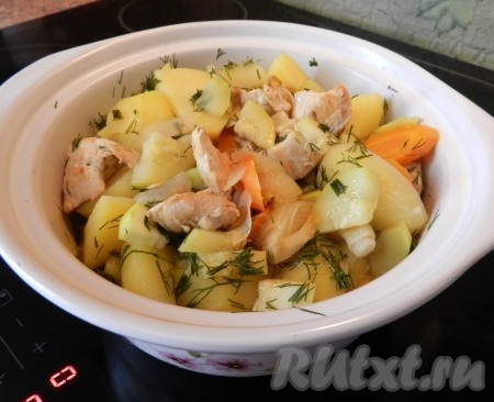 Когда картофель будет почти готов, перемешать овощи и курицу.