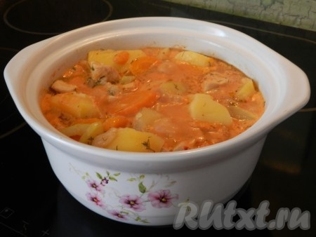 В небольшой ёмкости соединить сметану и томатную пасту, влить 150-200 миллилитров воды, добавить соль, чёрный молотый перец, ваши любимые специи, тщательно перемешать. Получившийся томатно-сметанный соус влить в кастрюлю, аккуратно перемешать (соус должен покрывать овощи с мясом практически полностью, если необходимо, добавьте ещё немного воды), довести до кипения и варить рагу 15-20 минут (до полной готовности, овощи должны стать достаточно мягкими, они будут легко прокалываться вилкой). В процессе приготовления попробуйте блюдо на вкус, если необходимо, досолите.