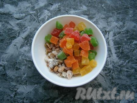 К изюму добавить цукаты.