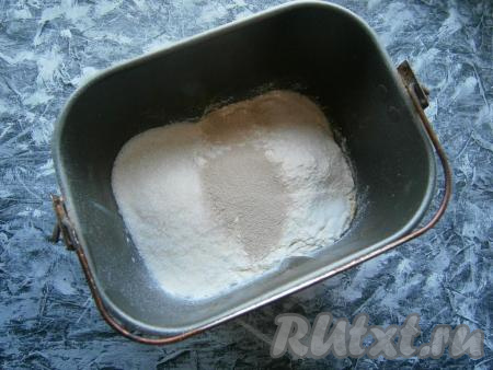 Всыпать сахар, соль, ванилин и дрожжи.