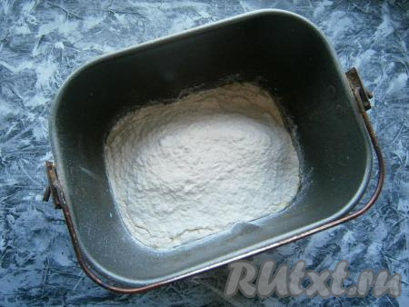 Добавить в ведерко хлебопечки просеянную муку.