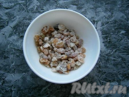 Поместить ведерко в хлебопечку, выставить режим "Быстрый" (у меня этот режим длится 2 часа 10 минут), корочка - "Средняя", вес - 750-800 грамм, крышку хлебопечки закрыть. Отдельно изюм смешать с небольшим количеством муки.