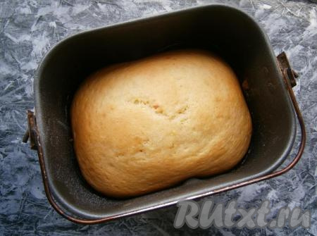 Готовый кулич получится ровненьким, золотистого цвета, очень ароматным.