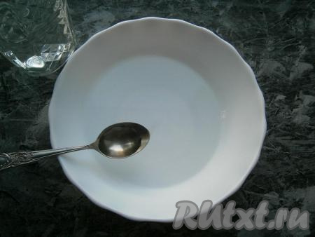 В миску (или глубокую тарелку), предназначенную для СВЧ, налить кипяток, всыпать соль и влить уксус, перемешать.