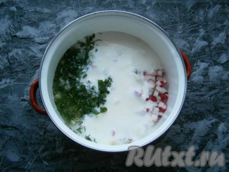 Влить обезжиренный кефир и холодную воду.