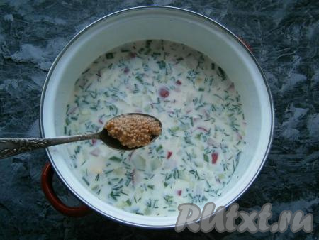 Окрошку посолить, добавить французскую горчицу, перемешать.