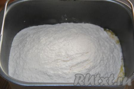 "Ожившие" дрожжи, а затем просеянную муку и соль, тоже добавить в ведёрко.